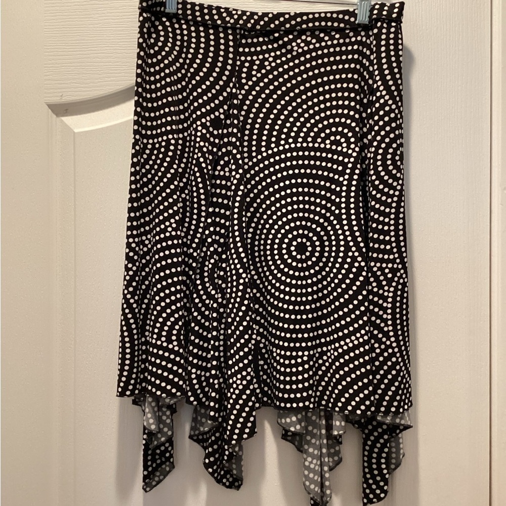 Chic Black and White Spiral Midi Skirt